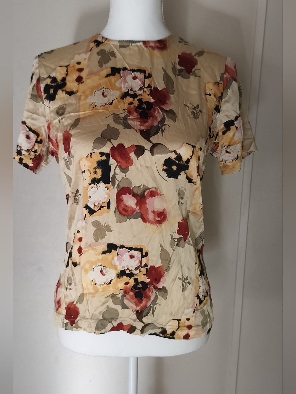 Women's Short-Sleeve Floral Tee in Beige with Red Accent